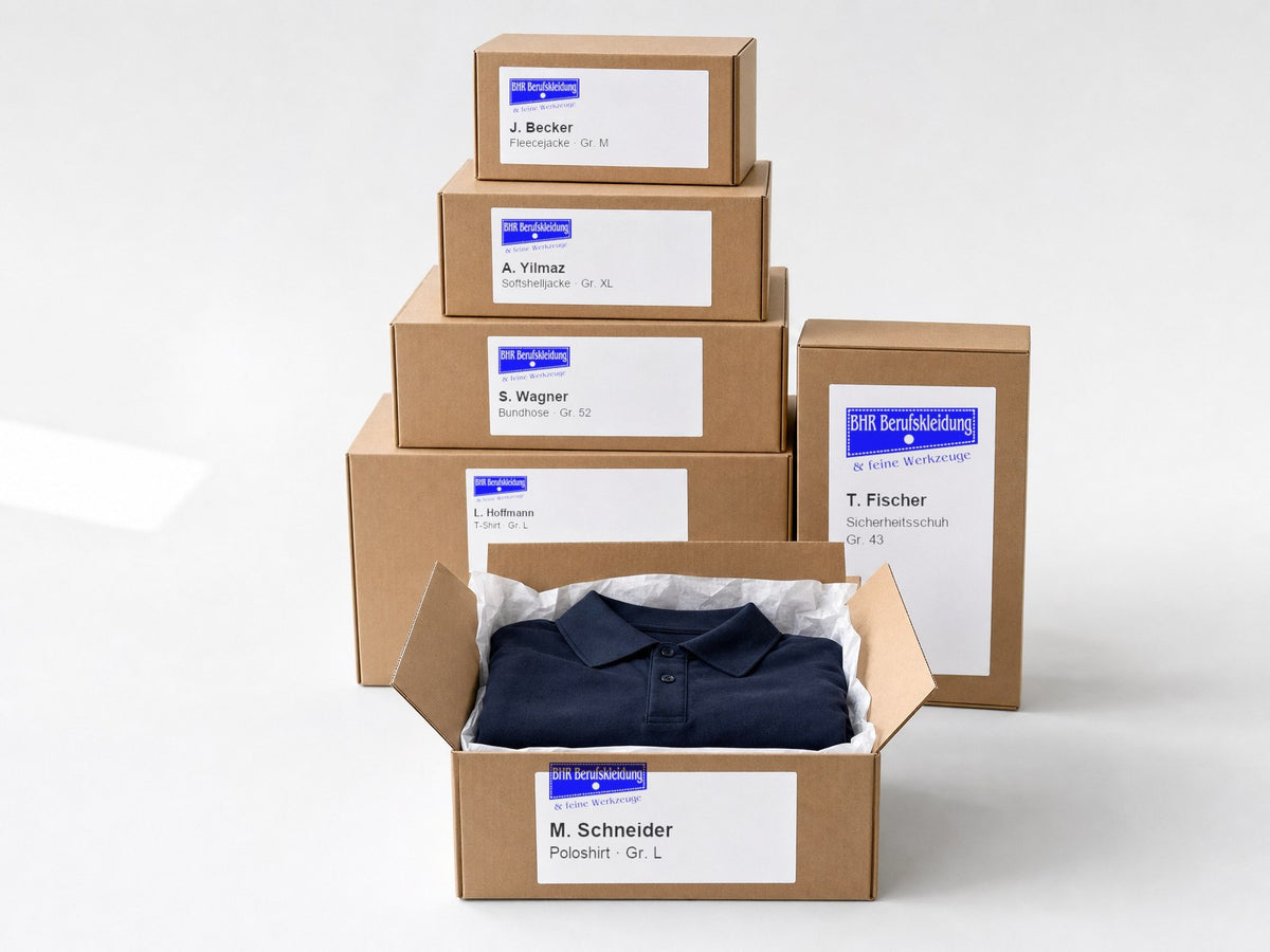 Einzeln verpackte Pakete mit Namensetiketten je Mitarbeiter, eines geöffnet mit Poloshirt